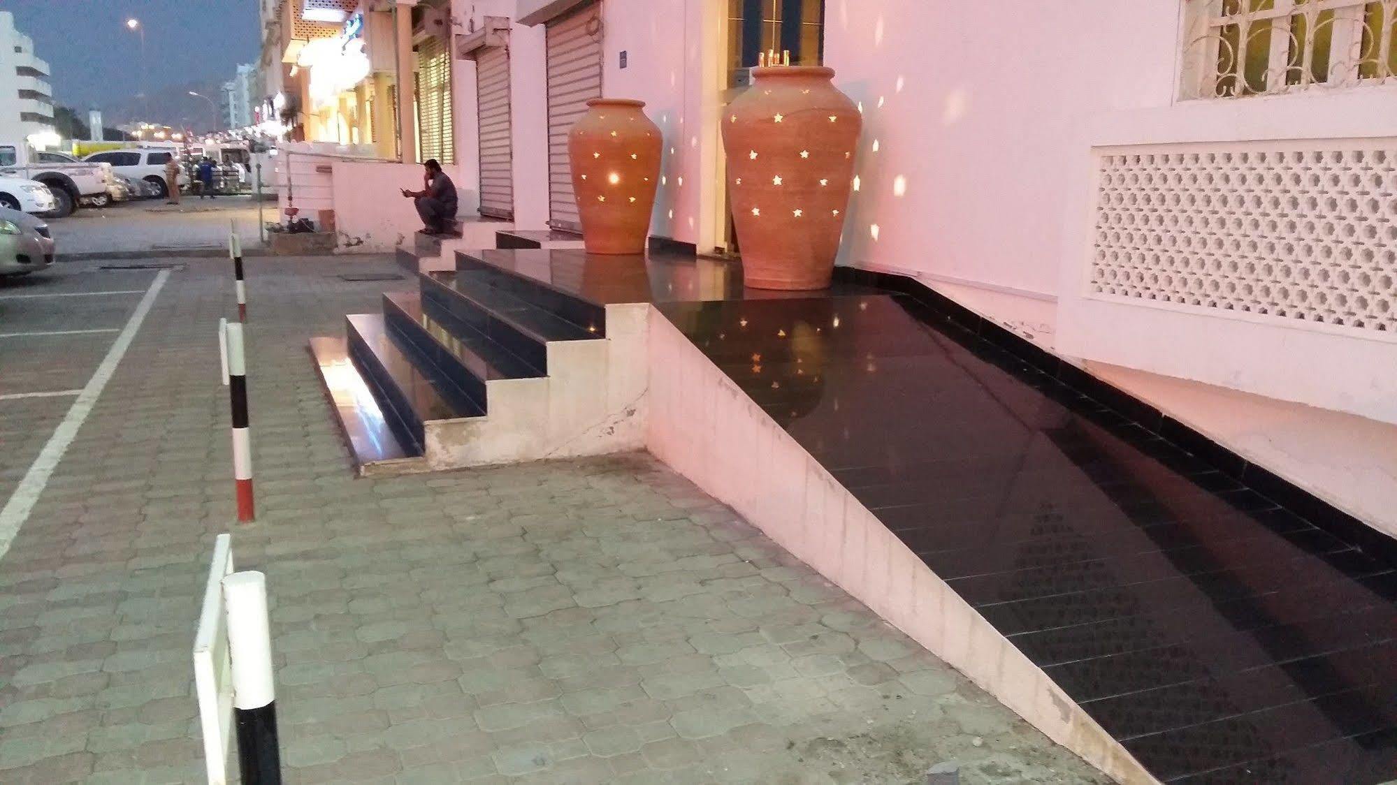 Oyo117雄伟酒店 Wādī Kabīr 外观 照片